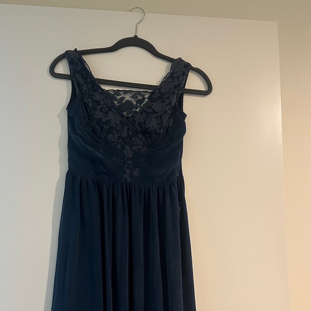 Elegant Navy Blue Sleeveless Dress with Lace Detail